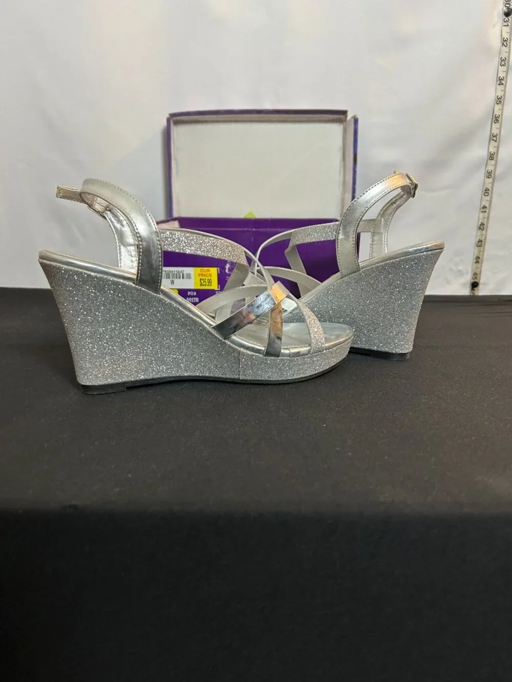 Chelsea Moreland Elegant NIB silver strappy wedges size 8W